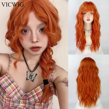 VICWIG Оранжево Дълги Вълнообразни къдрава синтетични женски перуки с бретон за cosplay Лолита Перука от естествена коса за дневна партита