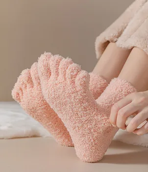 Есенно-зимни дамски изолирана чорапи от коралов руно с пет пръста, Меки чорапи със средна дължина, домашни чорапи за сън, Чорапи с разцепени пръсти. Изображение 2