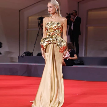 Златното атласное рокля знаменитост от венчелистчета на ръчно изработени, уникални вечерни рокли, трапецовидна форма, без презрамки, с къдри, вечерна рокля за абитуриентски бал с дължина до пода