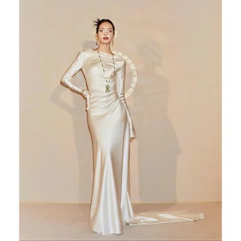 Нова бяла лека луксозен сатен пола трапецовидна форма с отворен гръб, елегантен и тънък външен вид, вечерна рокля с опашка