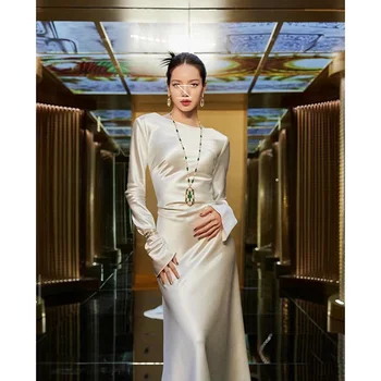 Нова бяла лека луксозен сатен пола трапецовидна форма с отворен гръб, елегантен и тънък външен вид, вечерна рокля с опашка Изображение 2