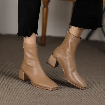 Новата есенно-зимни дамски обувки, къси дамски ботуши с квадратни пръсти, обувки на висок масивна ток, лаконичная дамски обувки, дамски обувки