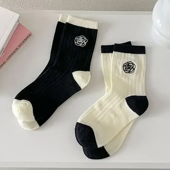 Обикновен Черно-бели чорапи Японската мода, възли дълги чорапи с цветна бродерия, Дамски чорапи в корейски стил Harajuku, реколта чорапи за екипажа