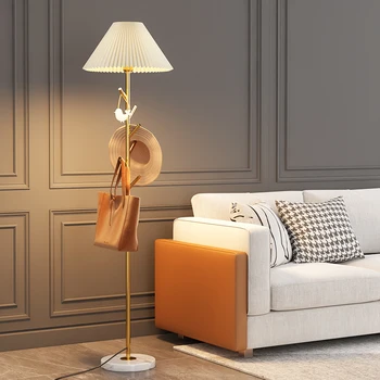 Проста стая, нощна лампа, шкаф, вграден под лампа, разтегателен диван в хола, в непосредствена близост до украшение вертикална настолна лампа Изображение 2