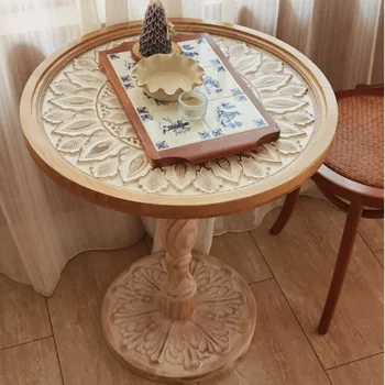 Френски Античен ретро-разтегателен До С малка кръгла масичка от масивно дърво, маса за кафе от издълбани стъкло в хотел с настаняване в семейство в Мароко Изображение 2
